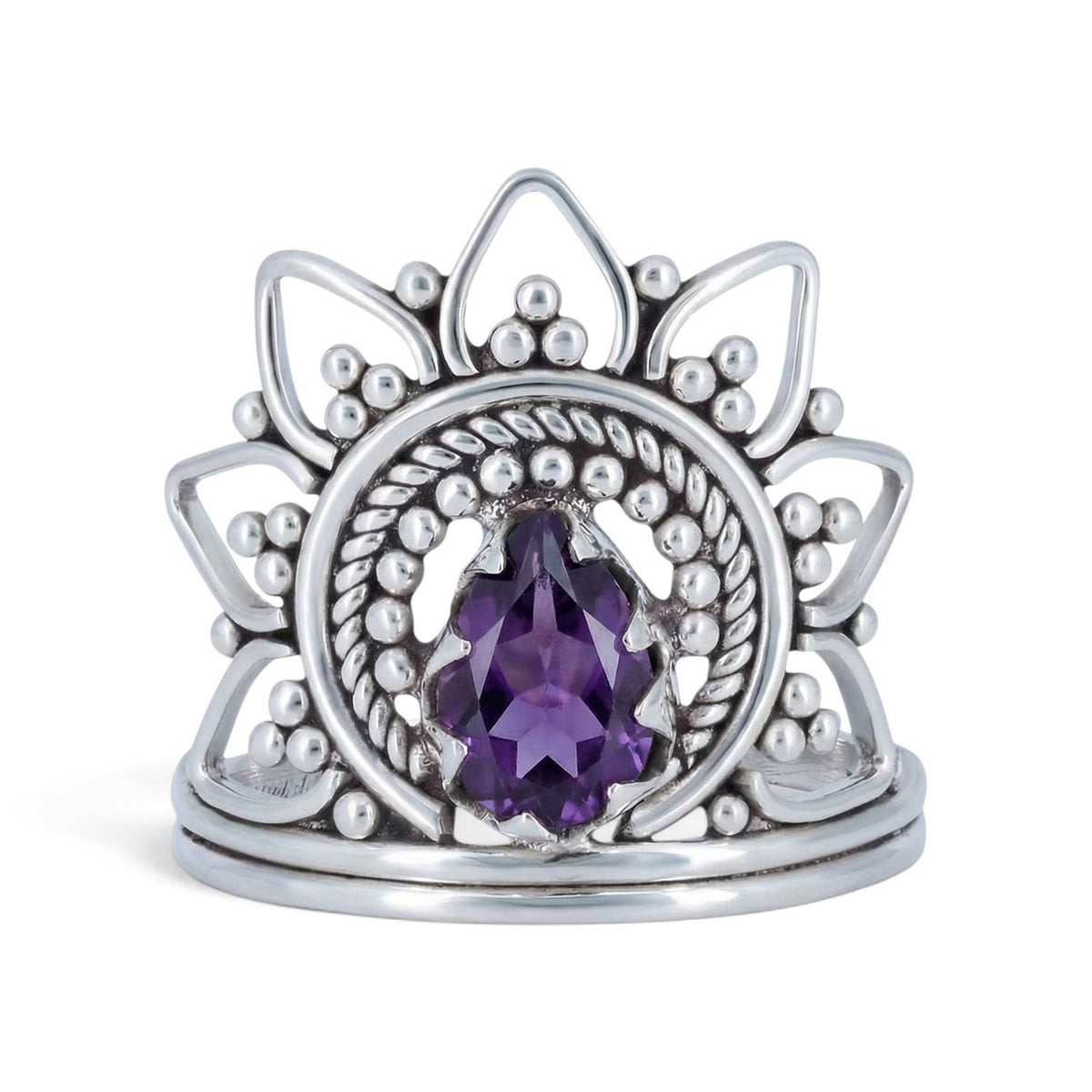 Amethystring aus Silber auf weißem Hintergrund