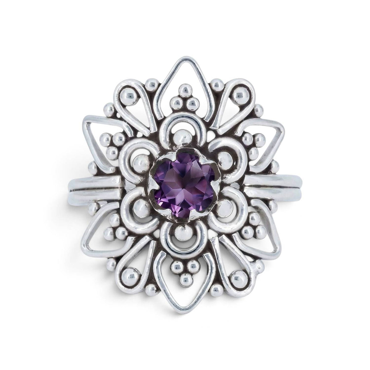 Amethystring aus Silber auf weißem Hintergrund