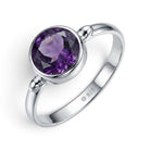 [KI] Amethystring aus Silber auf weißem Hintergrund