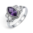 [KI] Amethystring aus Silber auf weißem Hintergrund
