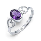 [KI] Amethystring aus Silber auf weißem Hintergrund