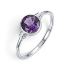 [KI] Amethystring aus Silber auf weißem Hintergrund