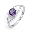 [KI] Amethystring aus Silber auf weißem Hintergrund