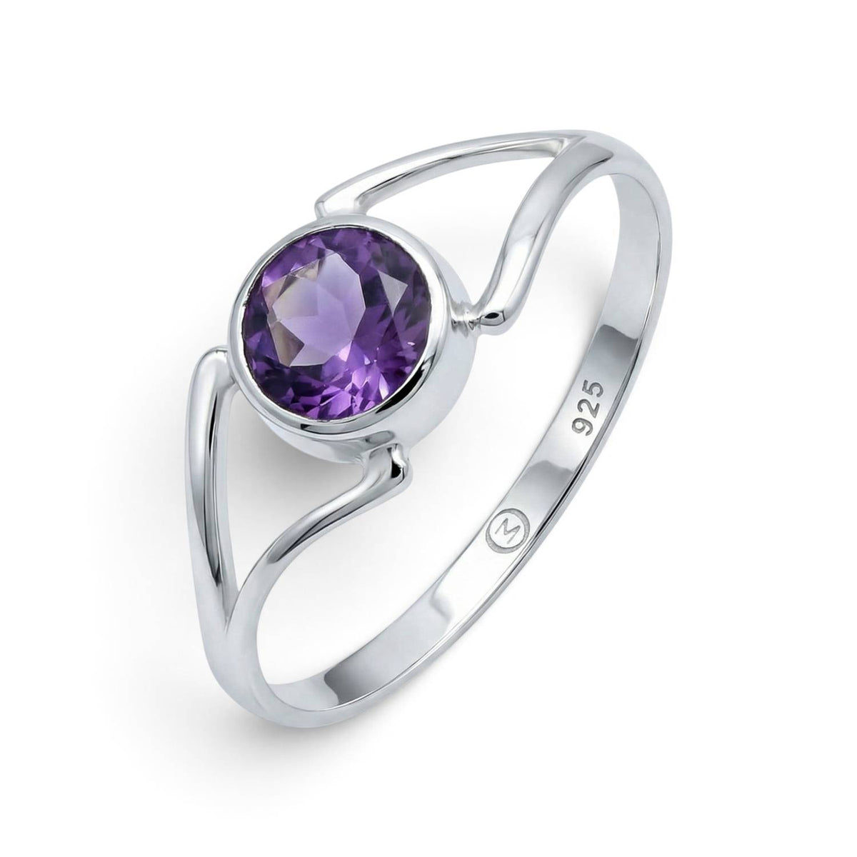 Amethystring aus Silber auf weißem Hintergrund