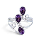 [KI] Amethystring aus Silber auf weißem Hintergrund