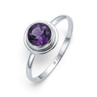 [KI] Amethystring aus Silber auf weißem Hintergrund