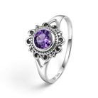 [KI] Amethystring aus Silber auf weißem Hintergrund
