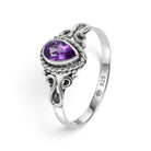 [KI] Amethystring aus Silber auf weißem Hintergrund