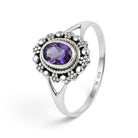 [KI] Amethystring aus Silber auf weißem Hintergrund