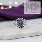 [KI] Amethystring aus Silber mit Maßangaben zu Ring und Edelstein