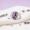 [KI] Silberring mit Amethyst auf hellem Stoff