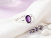 [KI] Silberring mit Amethyst auf hellem Stoff