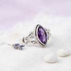 [KI] Silberring mit Amethyst auf hellem Stoff