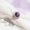 [KI] Silberring mit Amethyst auf hellem Stoff