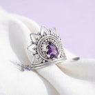 [KI] Silberring mit Amethyst auf hellem Stoff