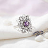 [KI] Silberring mit Amethyst auf hellem Stoff