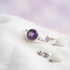 [KI] Silberring mit Amethyst auf hellem Stoff