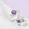 [KI] Silberring mit Amethyst auf hellem Stoff