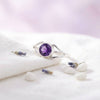 [KI] Silberring mit Amethyst auf hellem Stoff