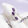 [KI] Silberring mit Amethyst auf hellem Stoff