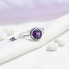 [KI] Silberring mit Amethyst auf hellem Stoff