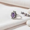 [KI] Silberring mit Amethyst auf hellem Stoff