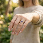[KI] Amethystring aus Silber getragen an der Hand im Freien