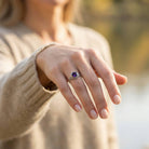 [KI] Amethystring aus Silber getragen an der Hand im Freien