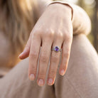 [KI] Amethystring aus Silber getragen an der Hand im Freien
