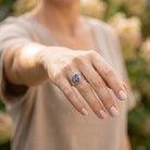 [KI] Amethystring aus Silber getragen an der Hand im Freien