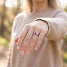 [KI] Amethystring aus Silber getragen an der Hand im Freien