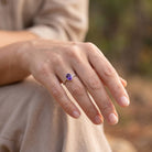 [KI] Amethystring aus Silber getragen an der Hand im Freien