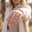 [KI] Amethystring aus Silber getragen an der Hand im Freien