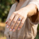 [KI] Amethystring aus Silber getragen an der Hand im Freien