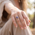 [KI] Amethystring aus Silber getragen an der Hand im Freien