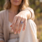 [KI] Amethystring aus Silber getragen an der Hand im Freien