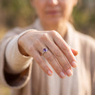 [KI] Amethystring aus Silber getragen an der Hand im Freien