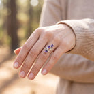 [KI] Amethystring aus Silber getragen an der Hand im Freien