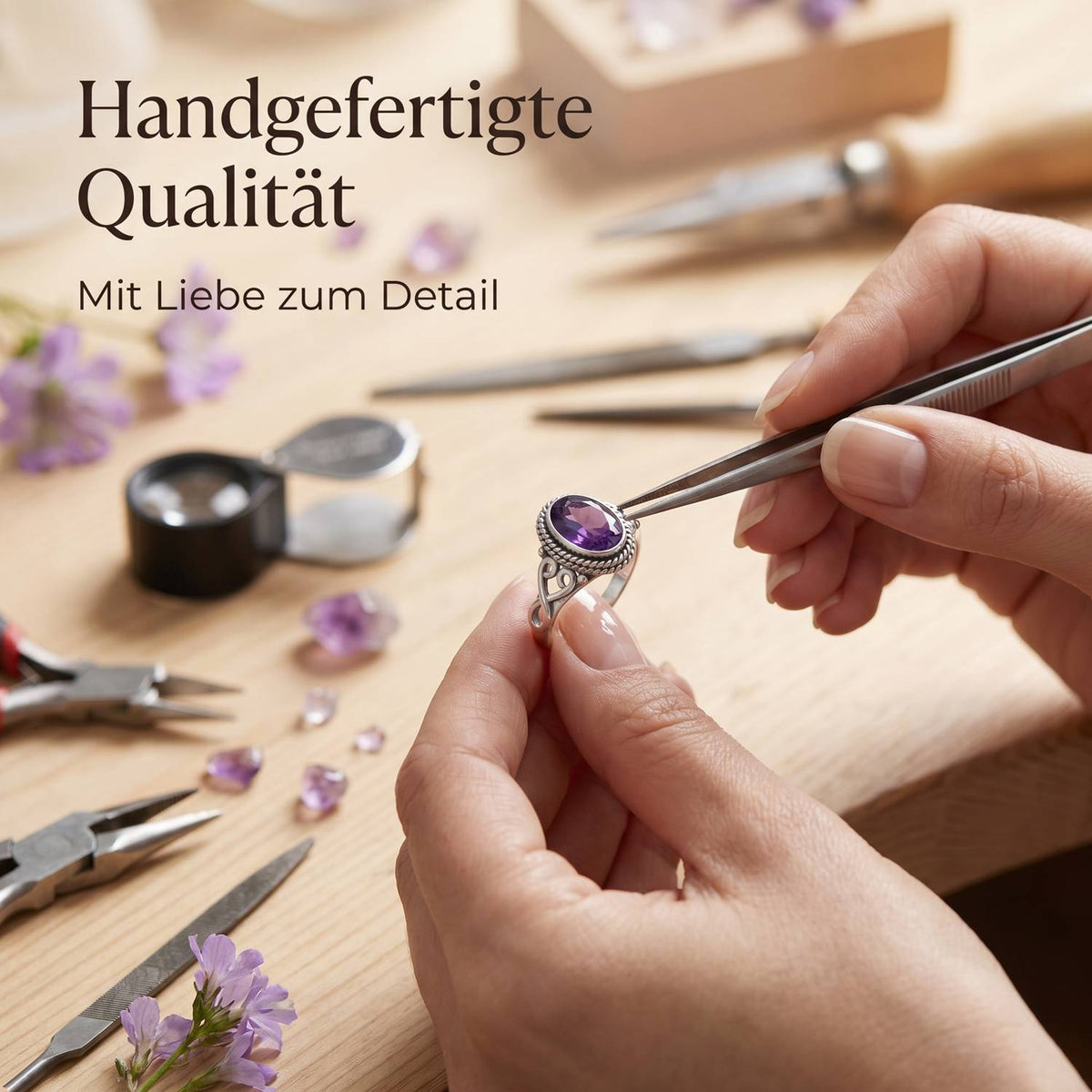Handgefertigter Silberring mit Amethyst bei der Schmuckherstellung