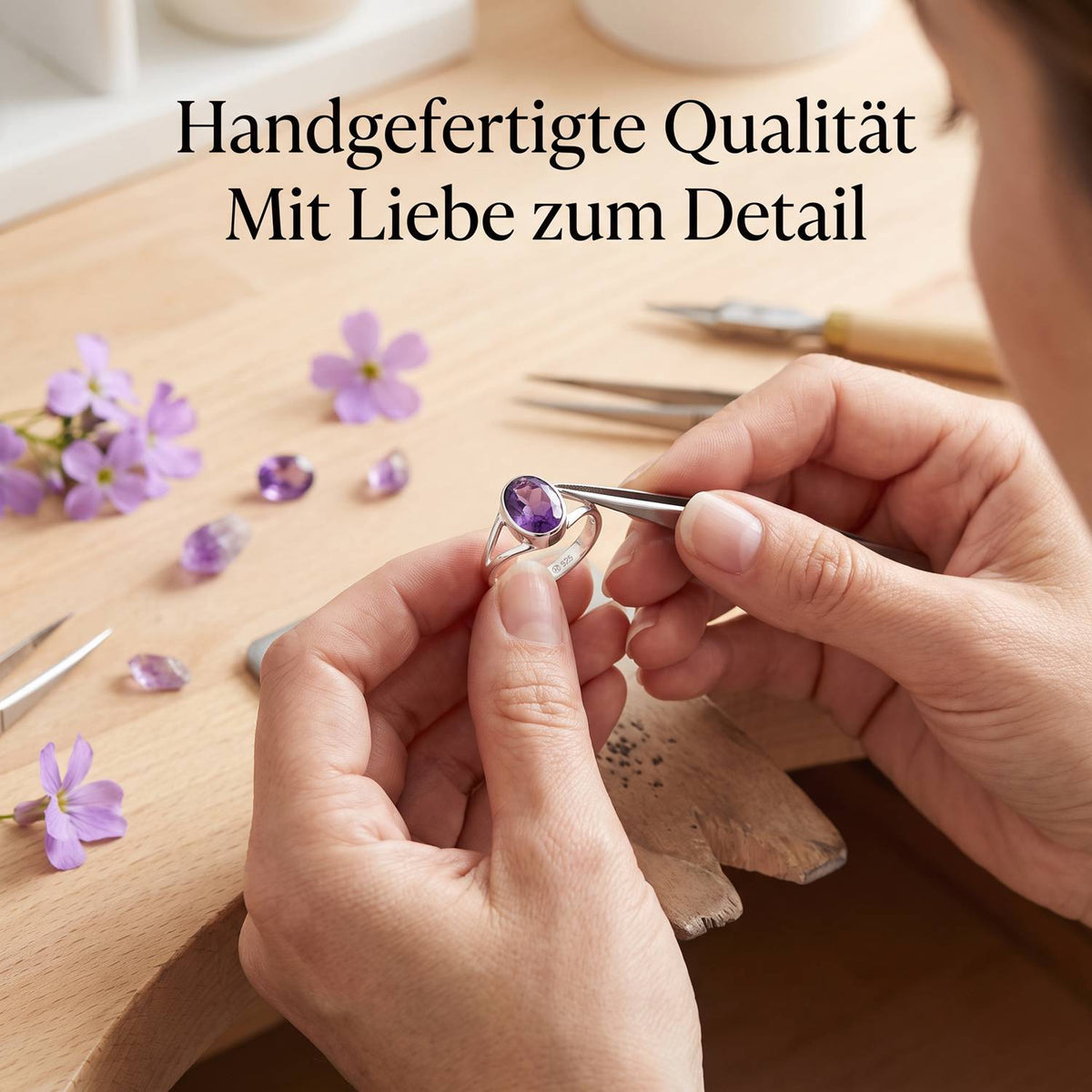 Handgefertigter Silberring mit Amethyst bei der Schmuckherstellung