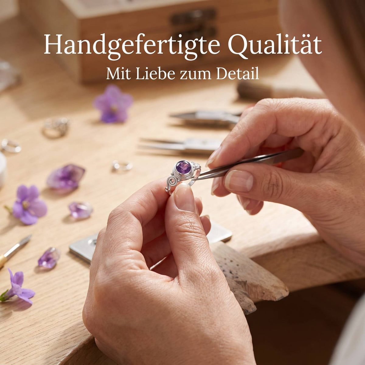 Handgefertigter Silberring mit Amethyst bei der Schmuckherstellung