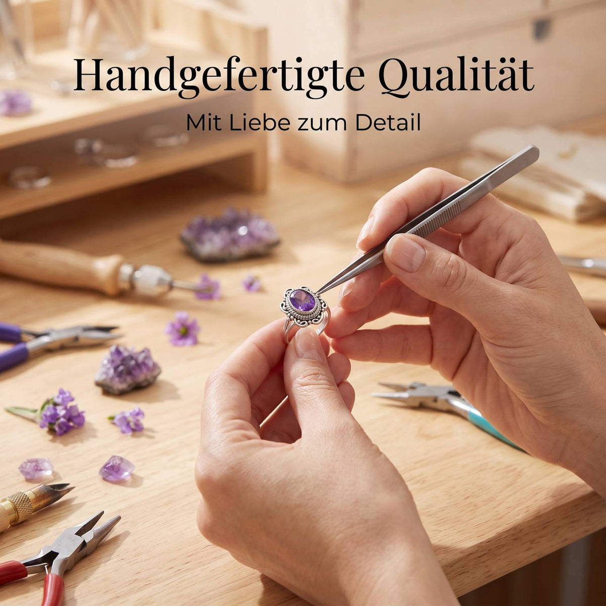 Handgefertigter Silberring mit Amethyst bei der Schmuckherstellung