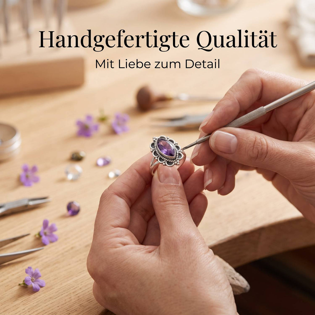 Handgefertigter Silberring mit Amethyst bei der Schmuckherstellung