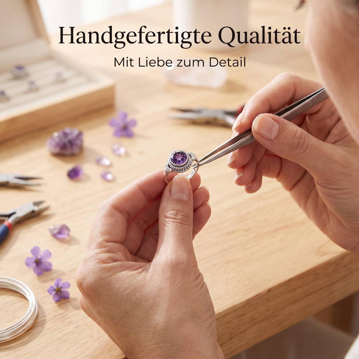 Handgefertigter Silberring mit Amethyst bei der Schmuckherstellung