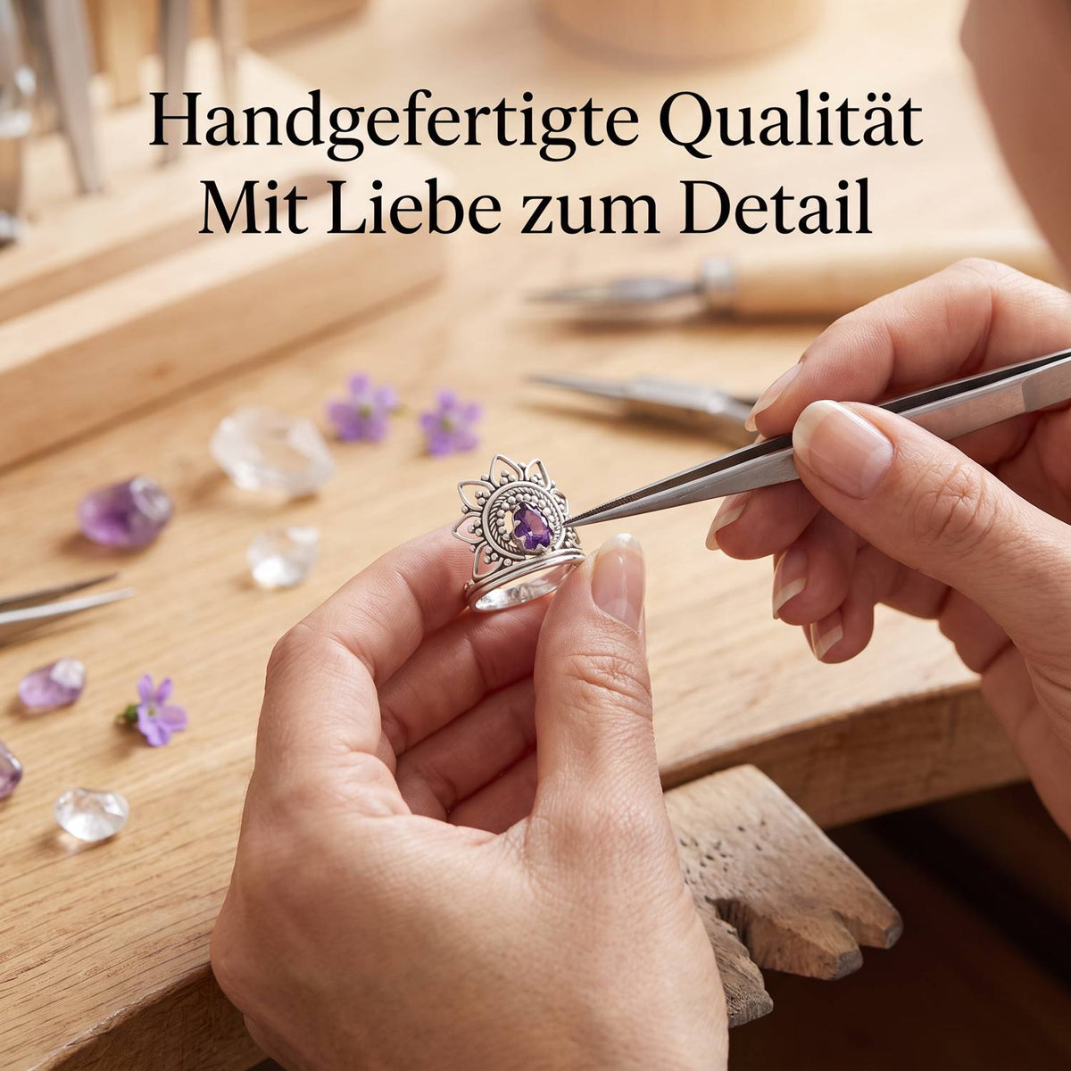 Handgefertigter Silberring mit Amethyst bei der Schmuckherstellung