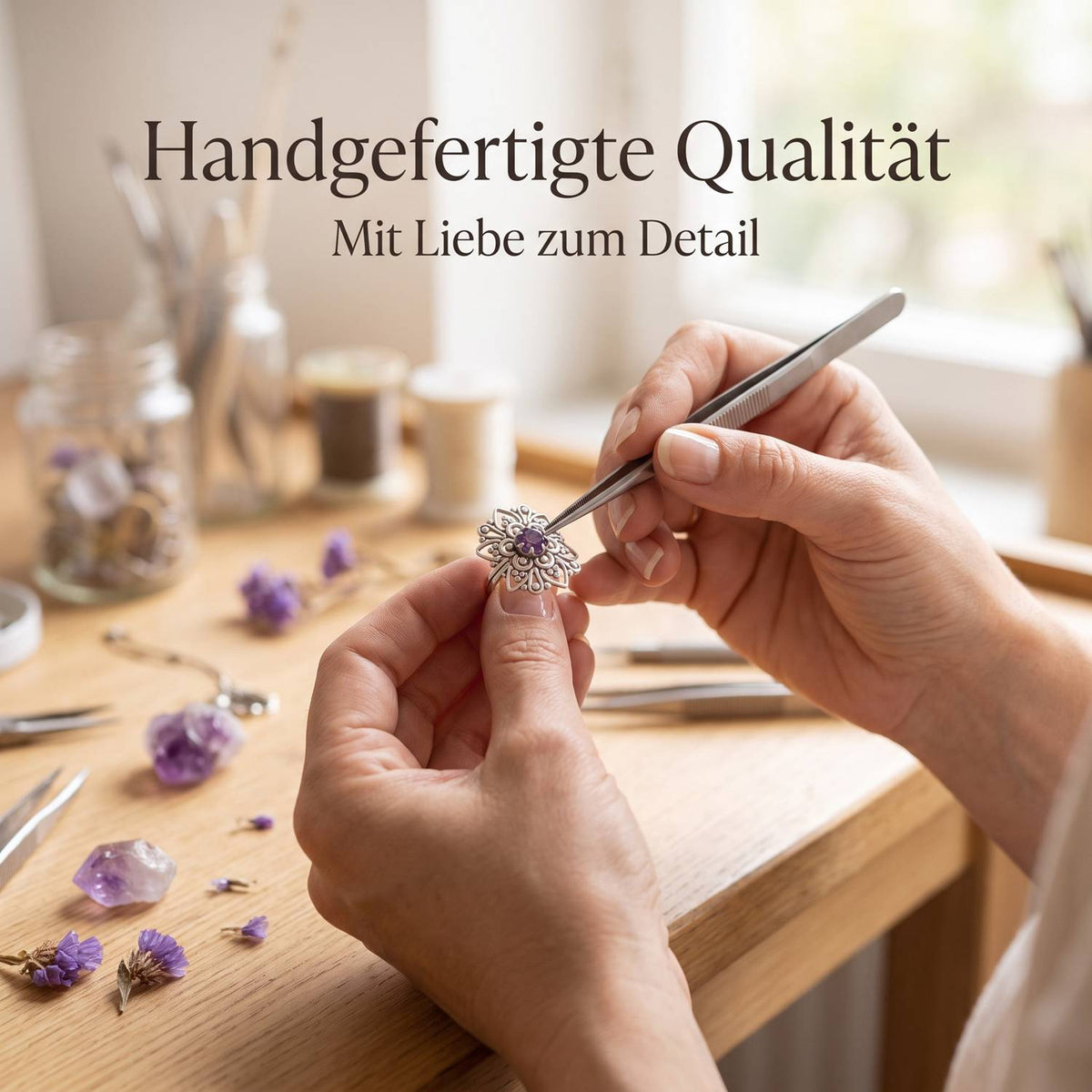 Handgefertigter Silberring mit Amethyst bei der Schmuckherstellung