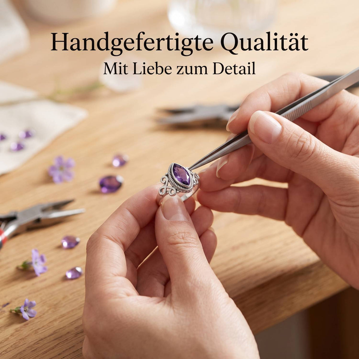 Handgefertigter Silberring mit Amethyst bei der Schmuckherstellung
