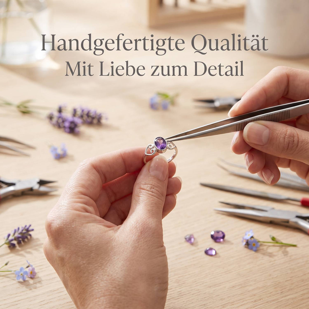 Handgefertigter Silberring mit Amethyst bei der Schmuckherstellung
