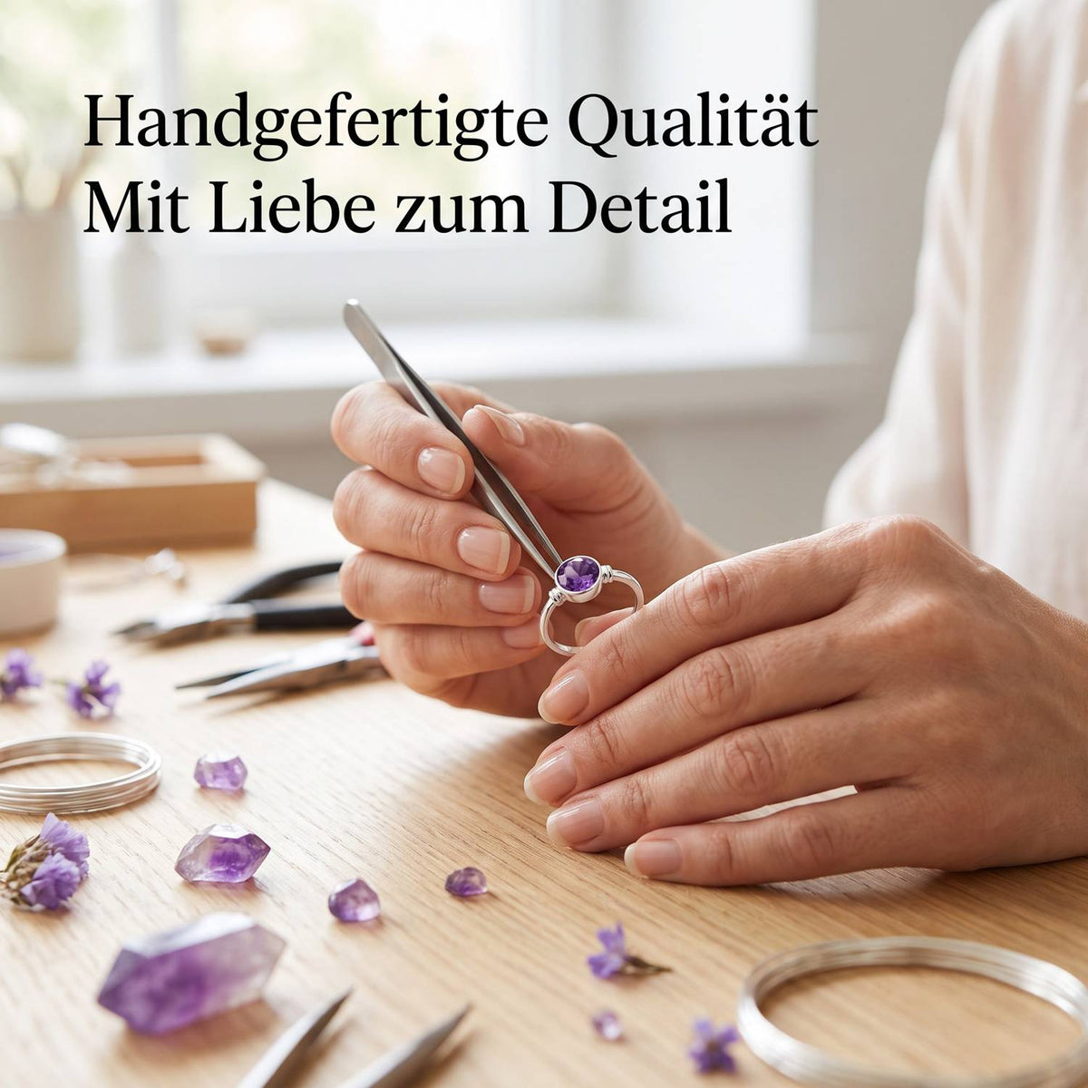 Handgefertigter Silberring mit Amethyst bei der Schmuckherstellung