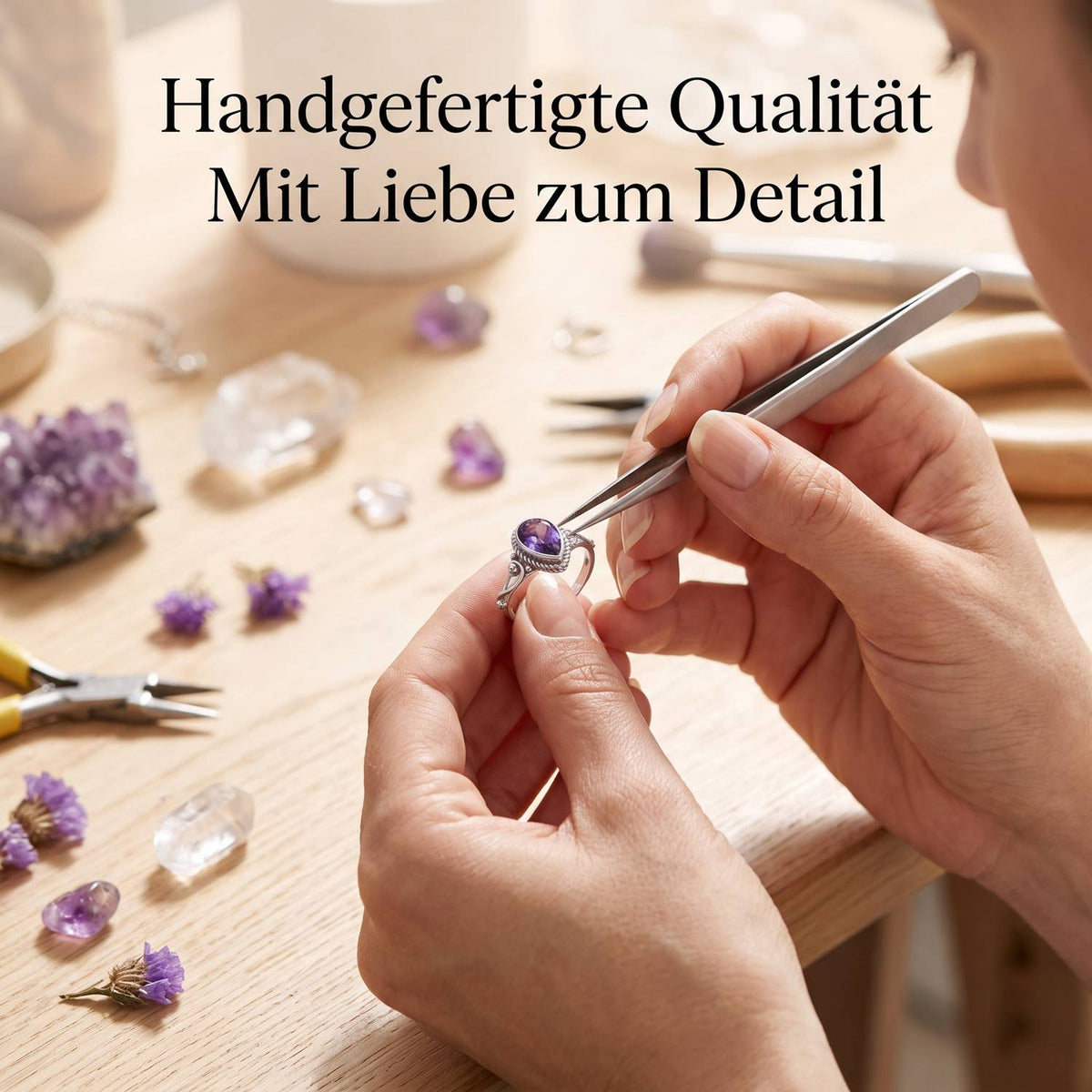 Handgefertigter Silberring mit Amethyst bei der Schmuckherstellung